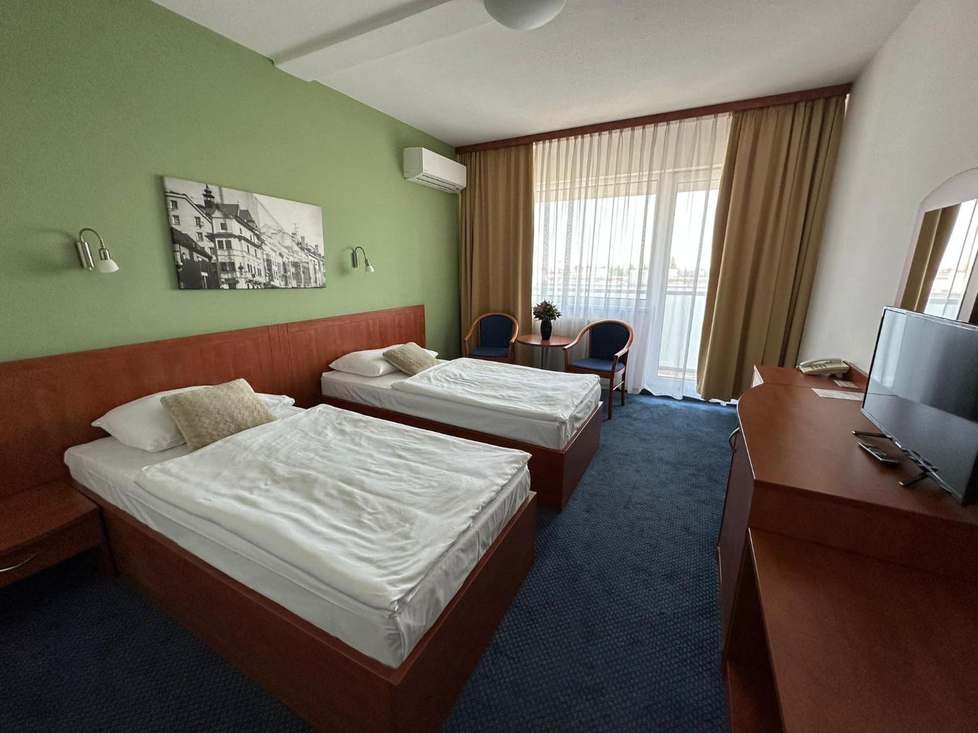 Hotel Bratislava Esterno foto
